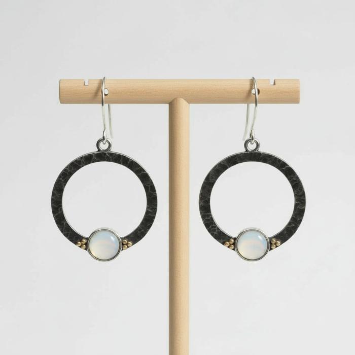 Preview: Runde Silber Ohrhänger mit Perlmuttstein und kleinen Goldpunkten